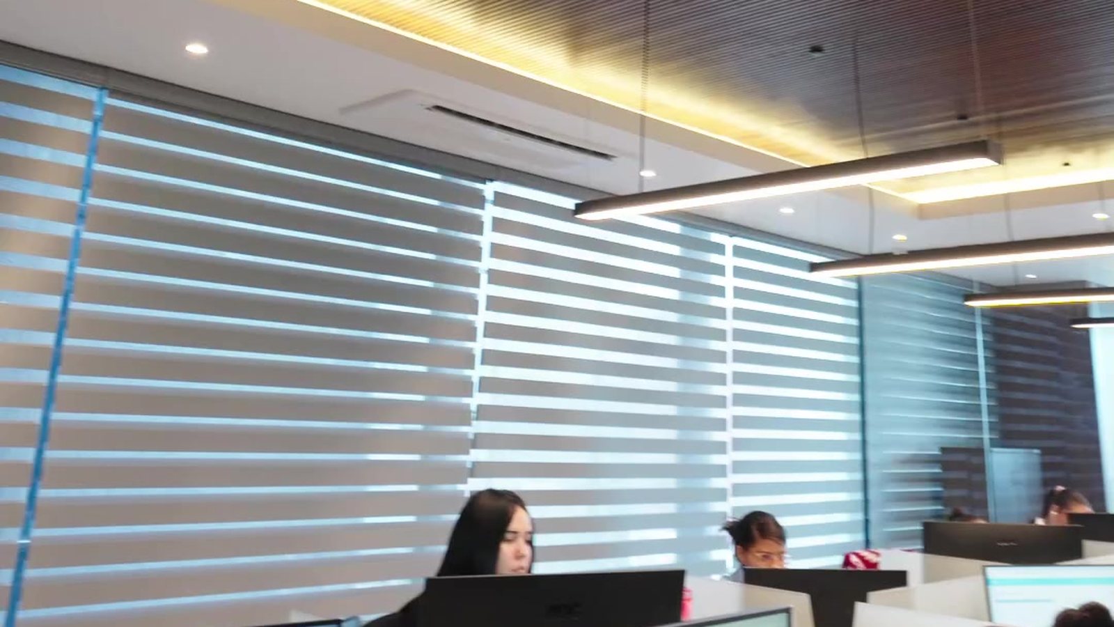 Equipo de Hueyi Group en la oficina de Piantini, Santo Domingo